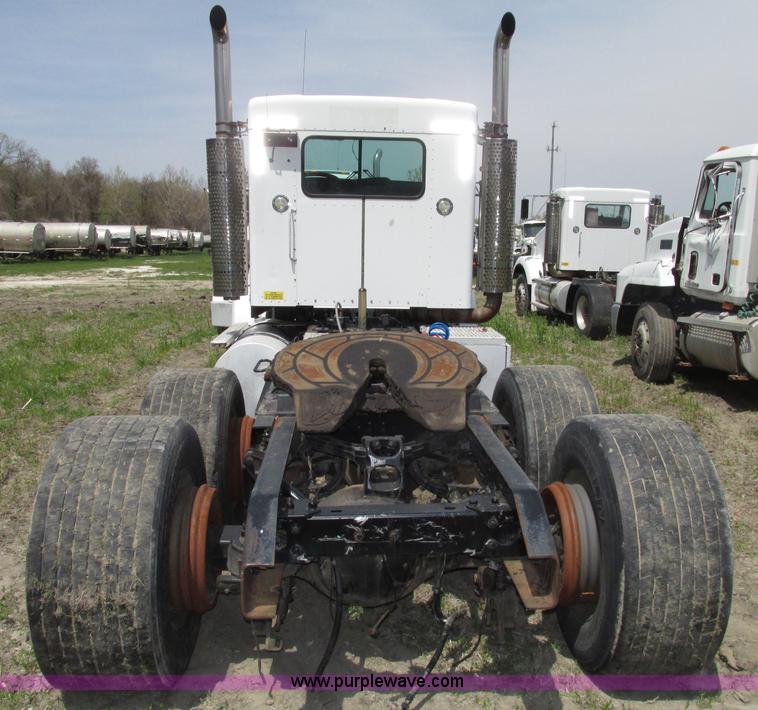 image for item F7375 2007 Kenworth T800 semi truck