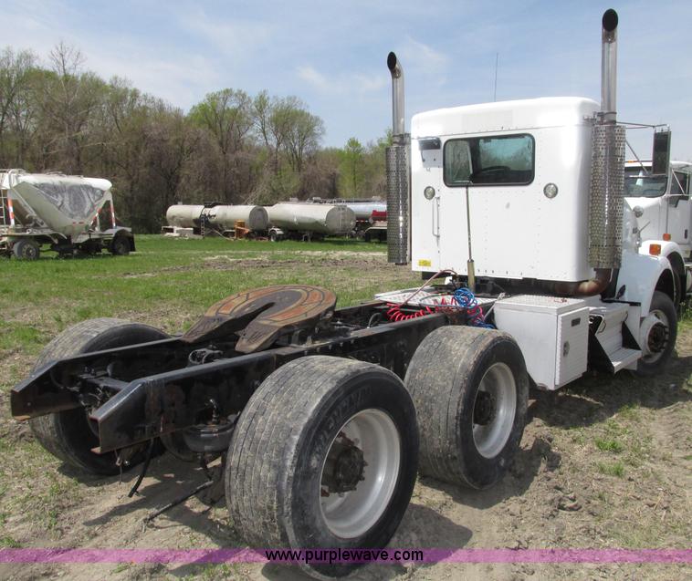 image for item F7375 2007 Kenworth T800 semi truck
