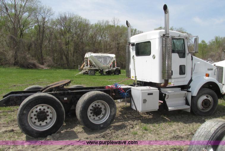 image for item F7375 2007 Kenworth T800 semi truck