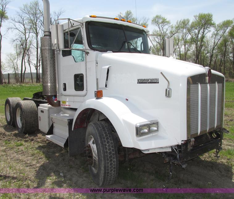 image for item F7375 2007 Kenworth T800 semi truck