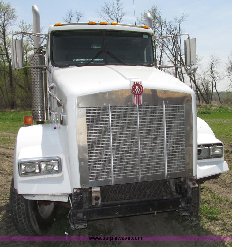 image for item F7375 2007 Kenworth T800 semi truck