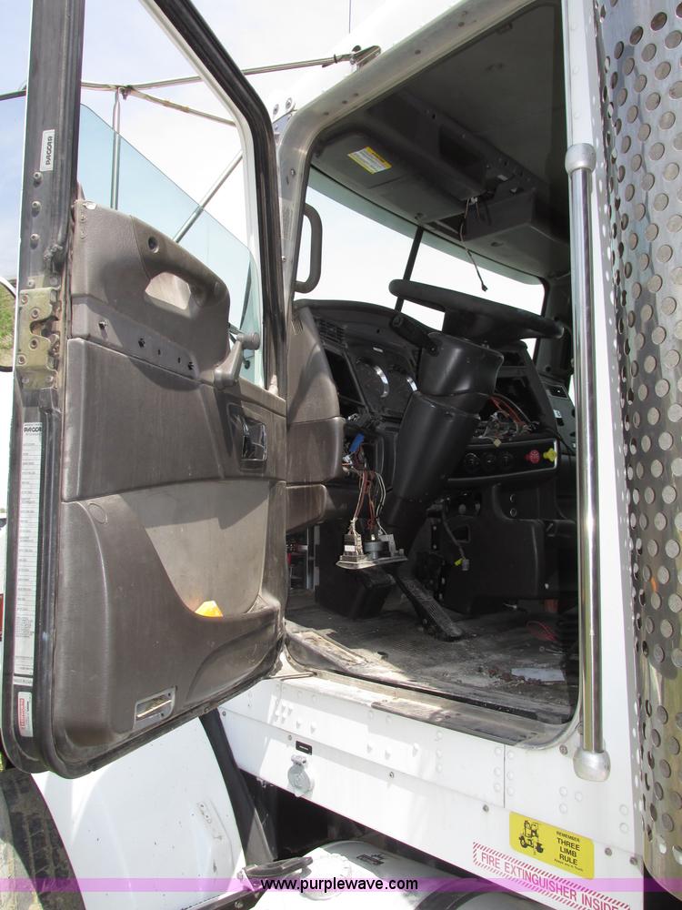 image for item F7375 2007 Kenworth T800 semi truck