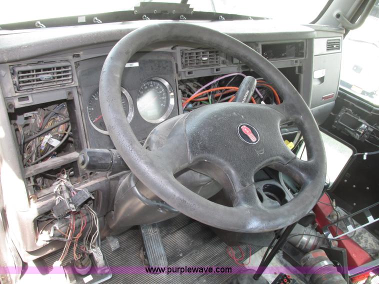 image for item F7375 2007 Kenworth T800 semi truck