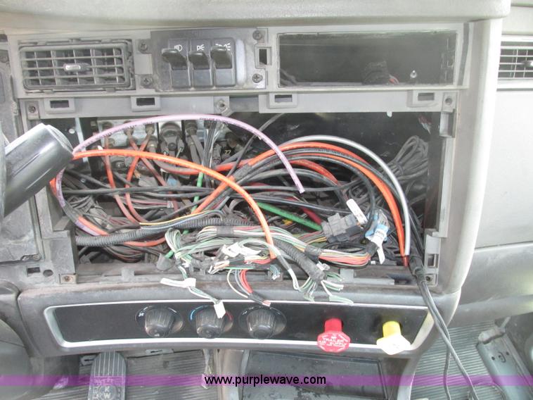 image for item F7375 2007 Kenworth T800 semi truck