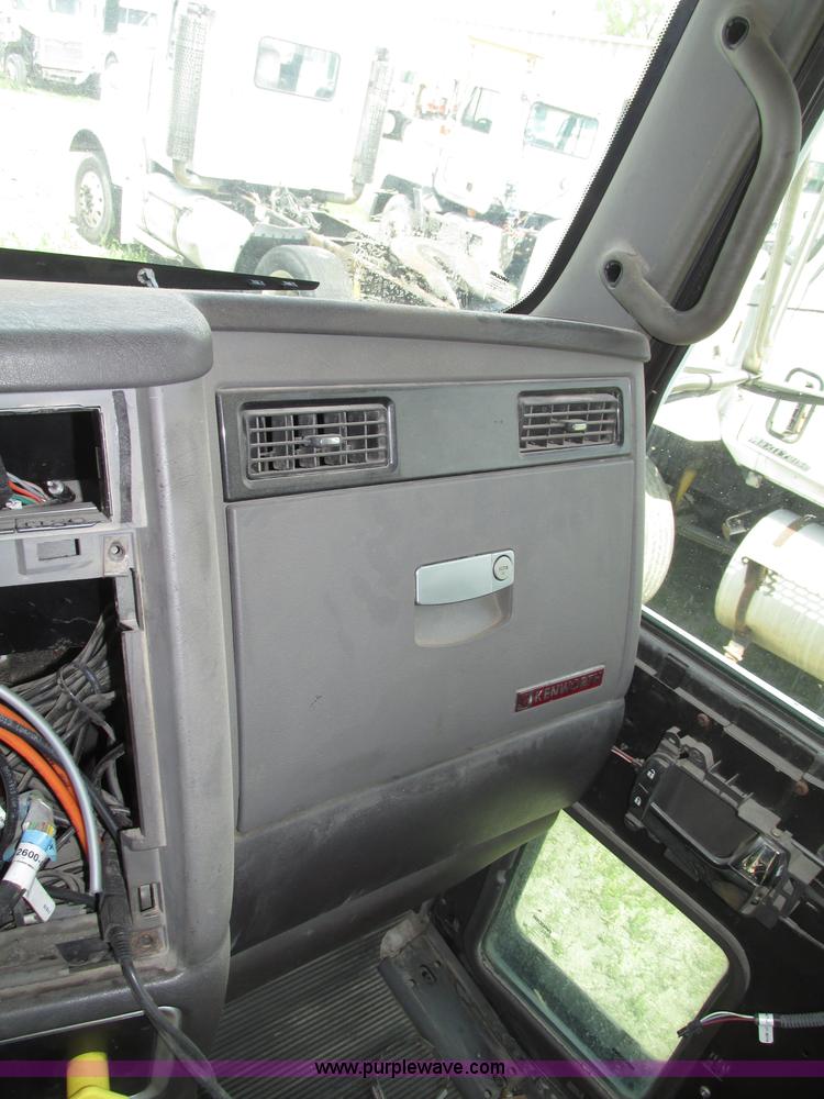 image for item F7375 2007 Kenworth T800 semi truck