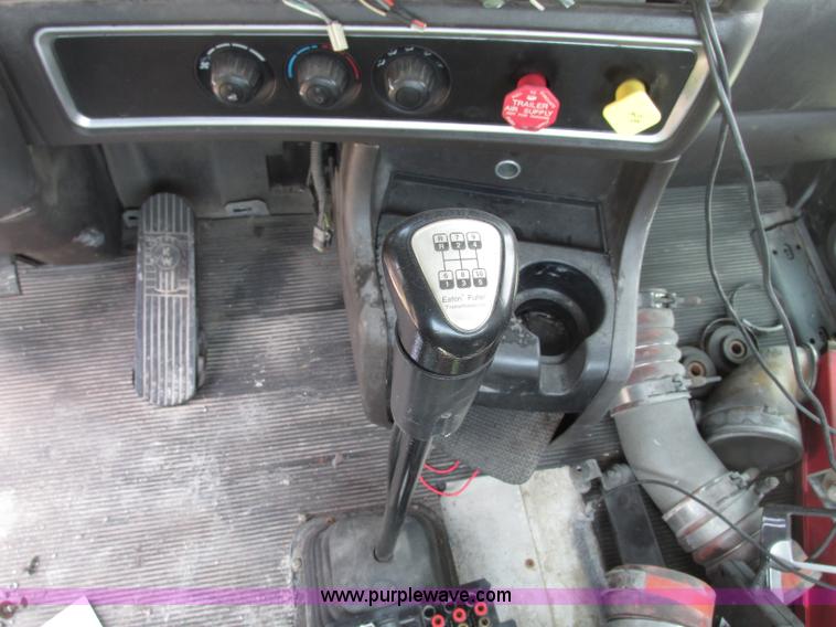 image for item F7375 2007 Kenworth T800 semi truck