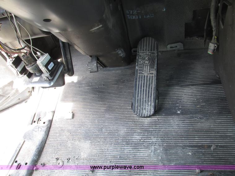 image for item F7375 2007 Kenworth T800 semi truck