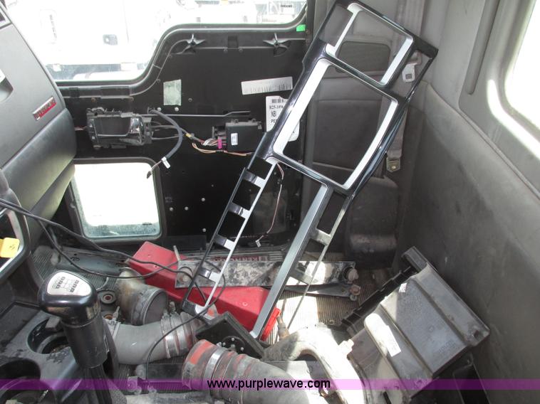 image for item F7375 2007 Kenworth T800 semi truck