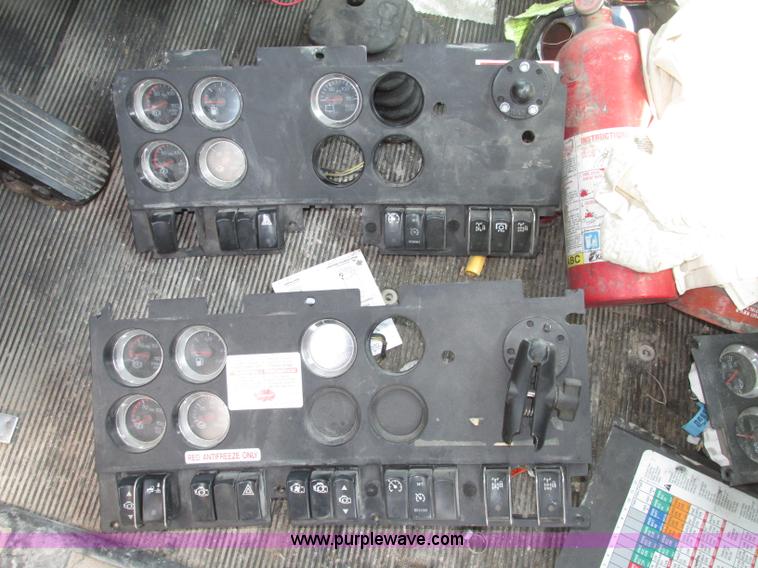 image for item F7375 2007 Kenworth T800 semi truck