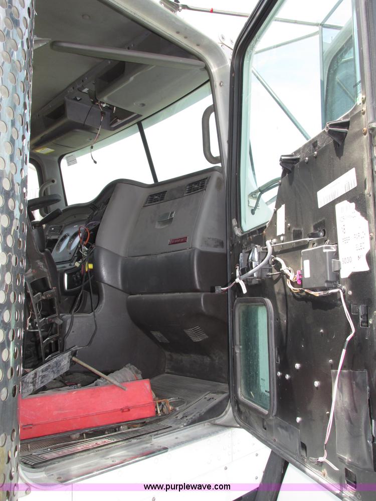 image for item F7375 2007 Kenworth T800 semi truck