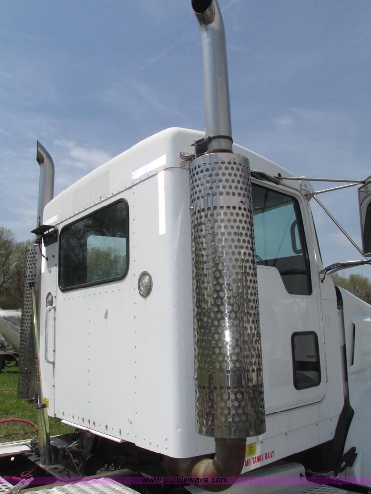 image for item F7375 2007 Kenworth T800 semi truck