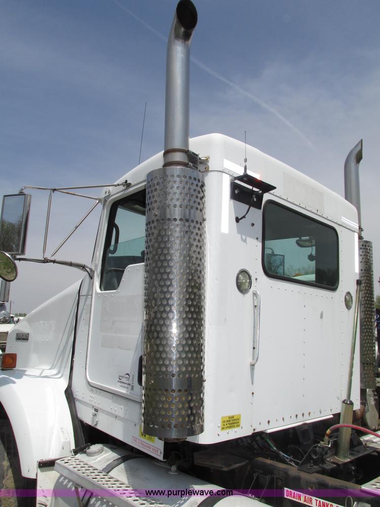 image for item F7375 2007 Kenworth T800 semi truck