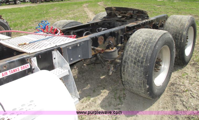 image for item F7375 2007 Kenworth T800 semi truck