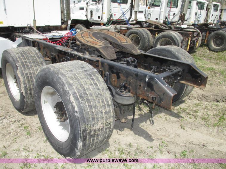 image for item F7375 2007 Kenworth T800 semi truck