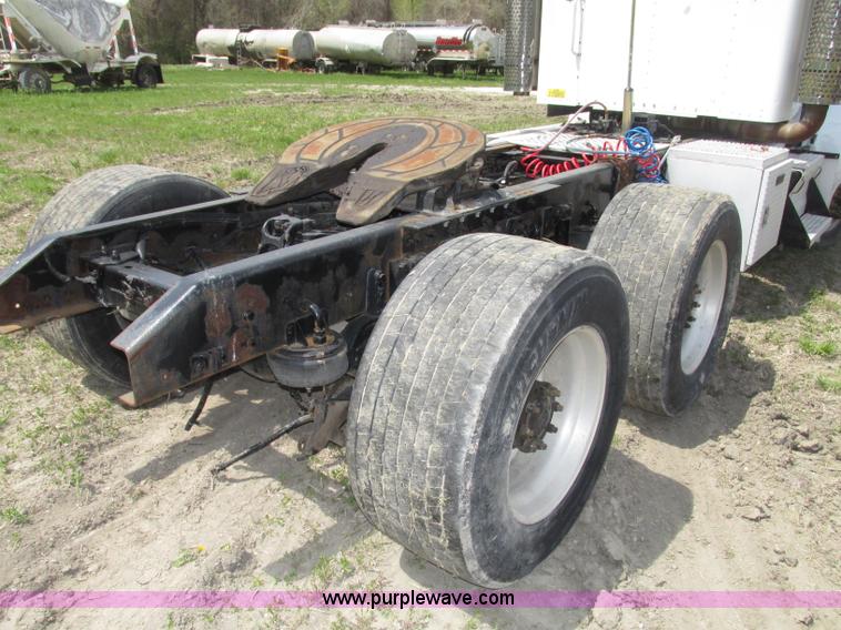 image for item F7375 2007 Kenworth T800 semi truck