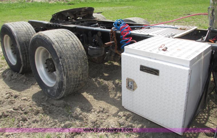 image for item F7375 2007 Kenworth T800 semi truck