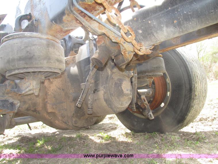 image for item F7375 2007 Kenworth T800 semi truck