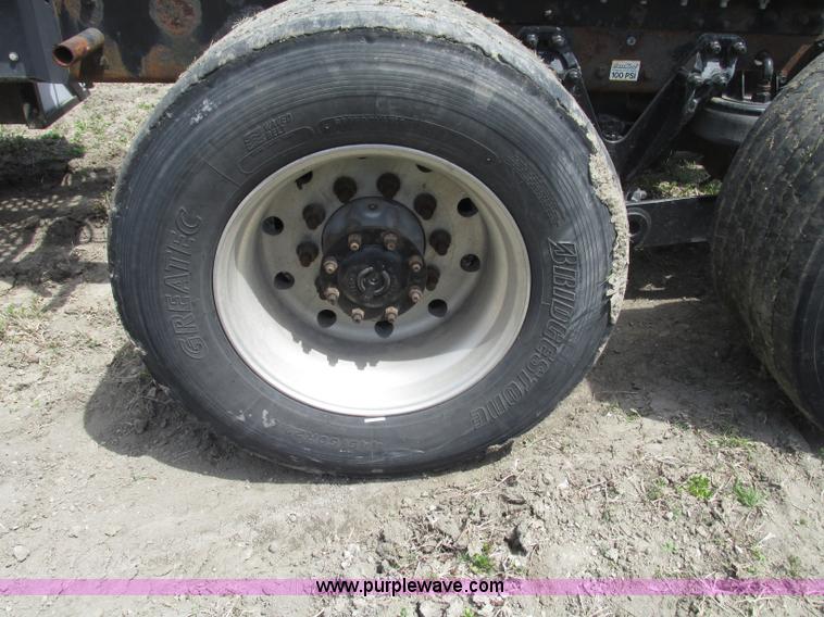 image for item F7375 2007 Kenworth T800 semi truck