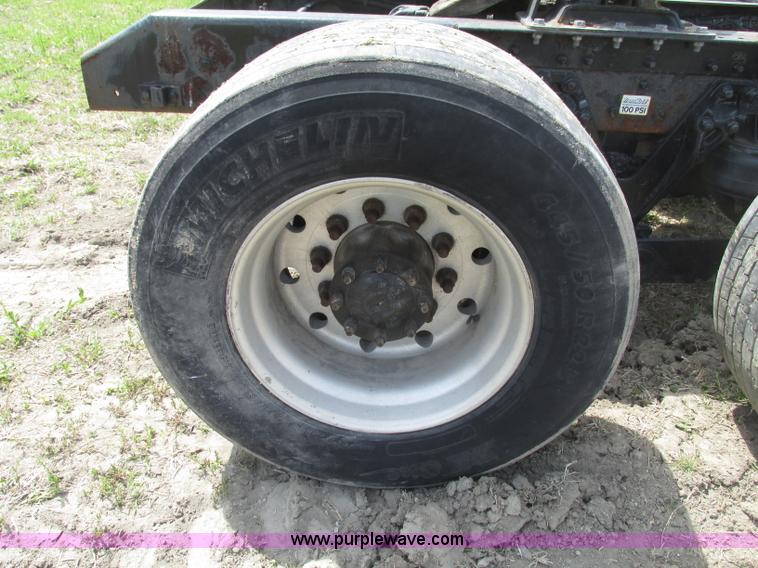 image for item F7375 2007 Kenworth T800 semi truck