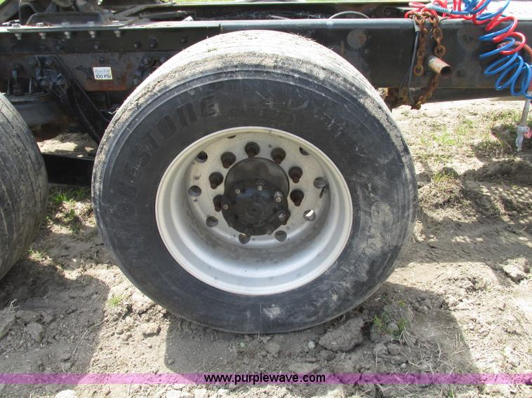 image for item F7375 2007 Kenworth T800 semi truck