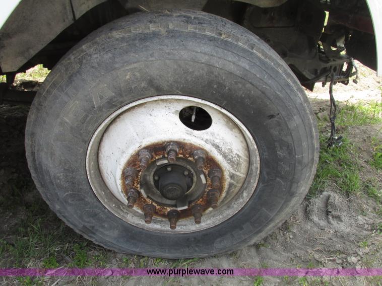 image for item F7375 2007 Kenworth T800 semi truck