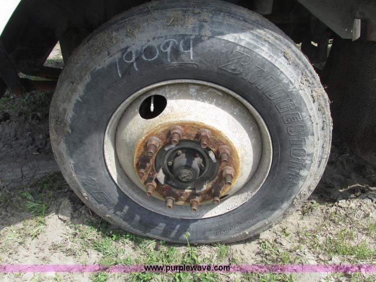 image for item F7375 2007 Kenworth T800 semi truck