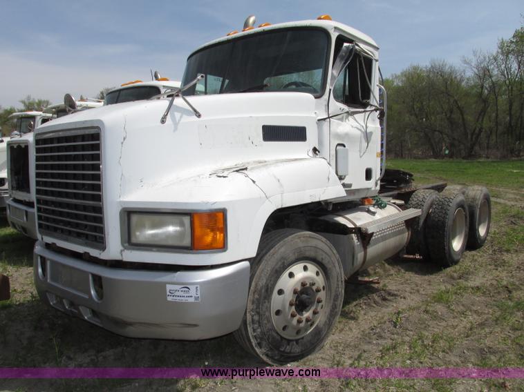 image for item F7376 2000 Mack CH613 semi truck