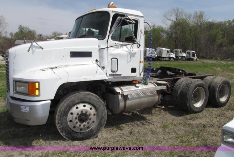 image for item F7376 2000 Mack CH613 semi truck