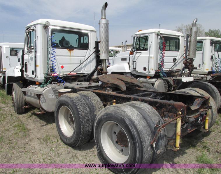 image for item F7376 2000 Mack CH613 semi truck