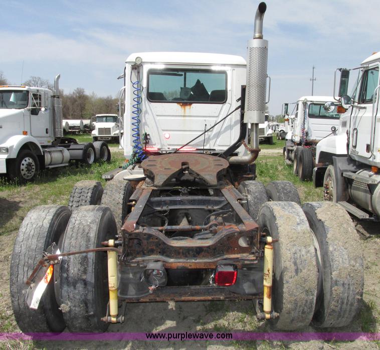 image for item F7376 2000 Mack CH613 semi truck