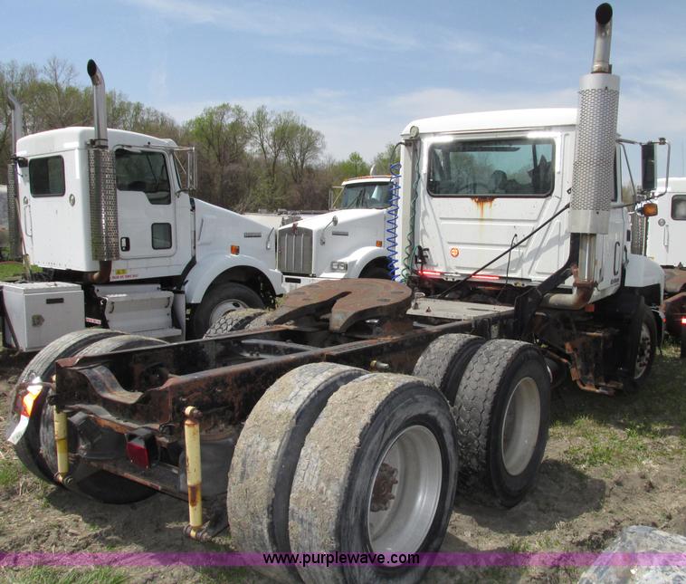 image for item F7376 2000 Mack CH613 semi truck