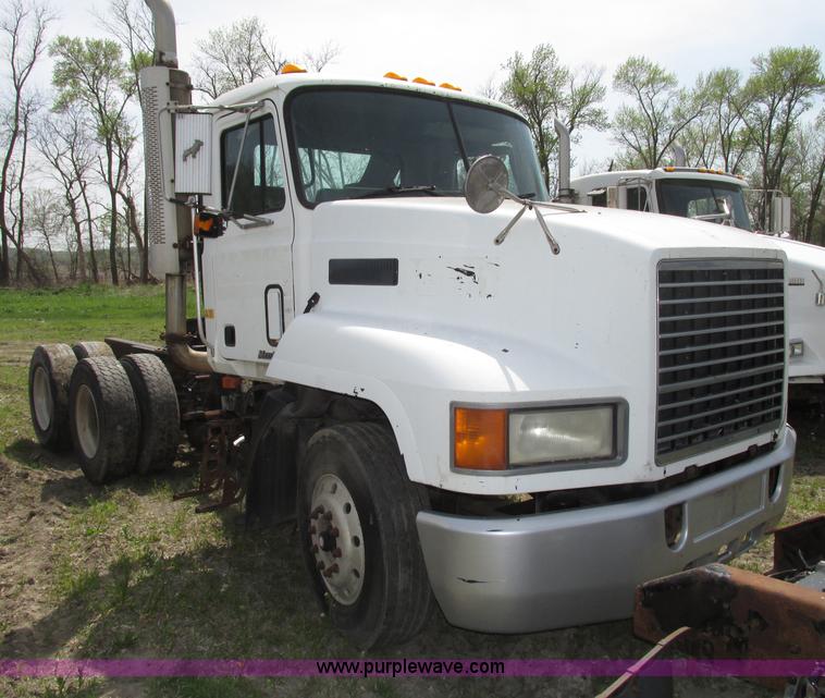 image for item F7376 2000 Mack CH613 semi truck