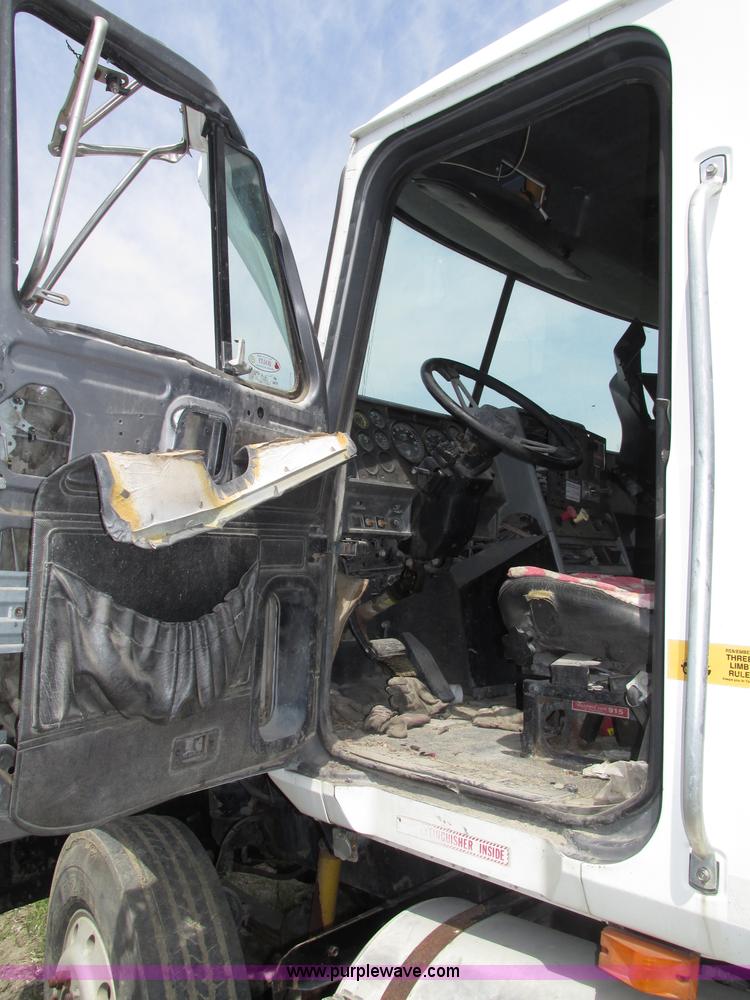 image for item F7376 2000 Mack CH613 semi truck