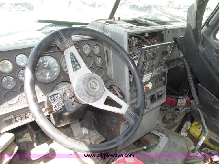 image for item F7376 2000 Mack CH613 semi truck