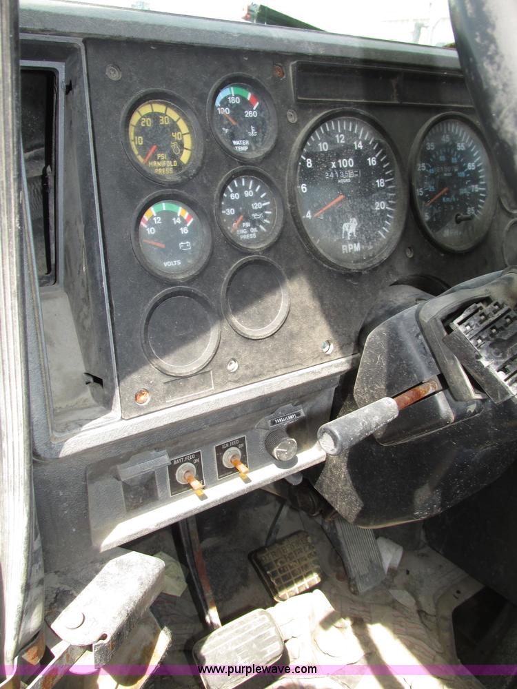 image for item F7376 2000 Mack CH613 semi truck