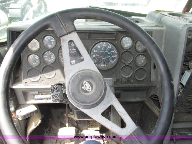 image for item F7376 2000 Mack CH613 semi truck