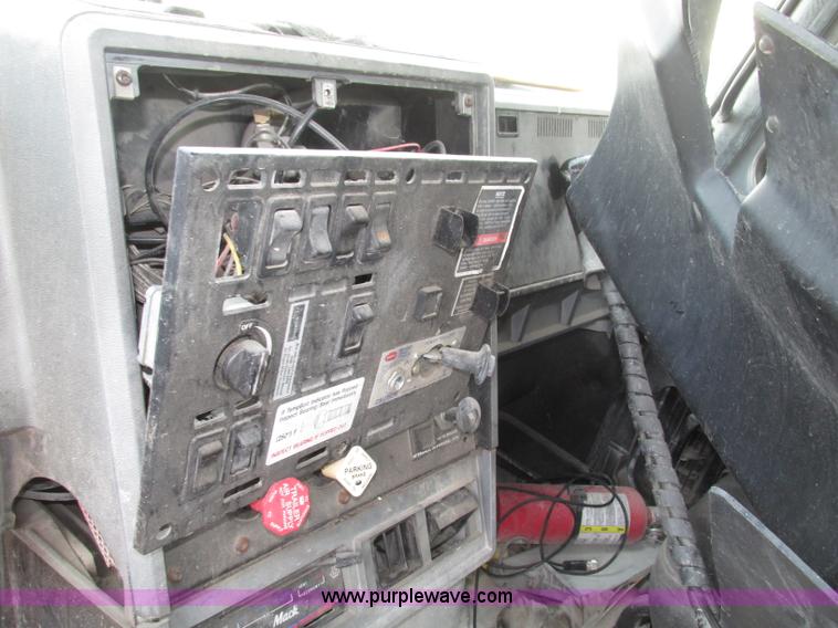 image for item F7376 2000 Mack CH613 semi truck