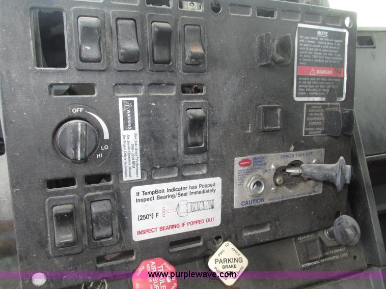 image for item F7376 2000 Mack CH613 semi truck