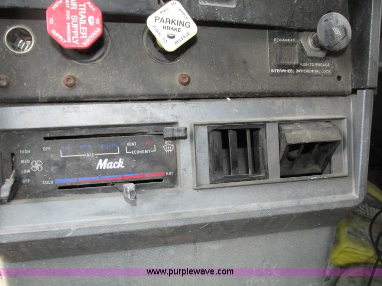 image for item F7376 2000 Mack CH613 semi truck