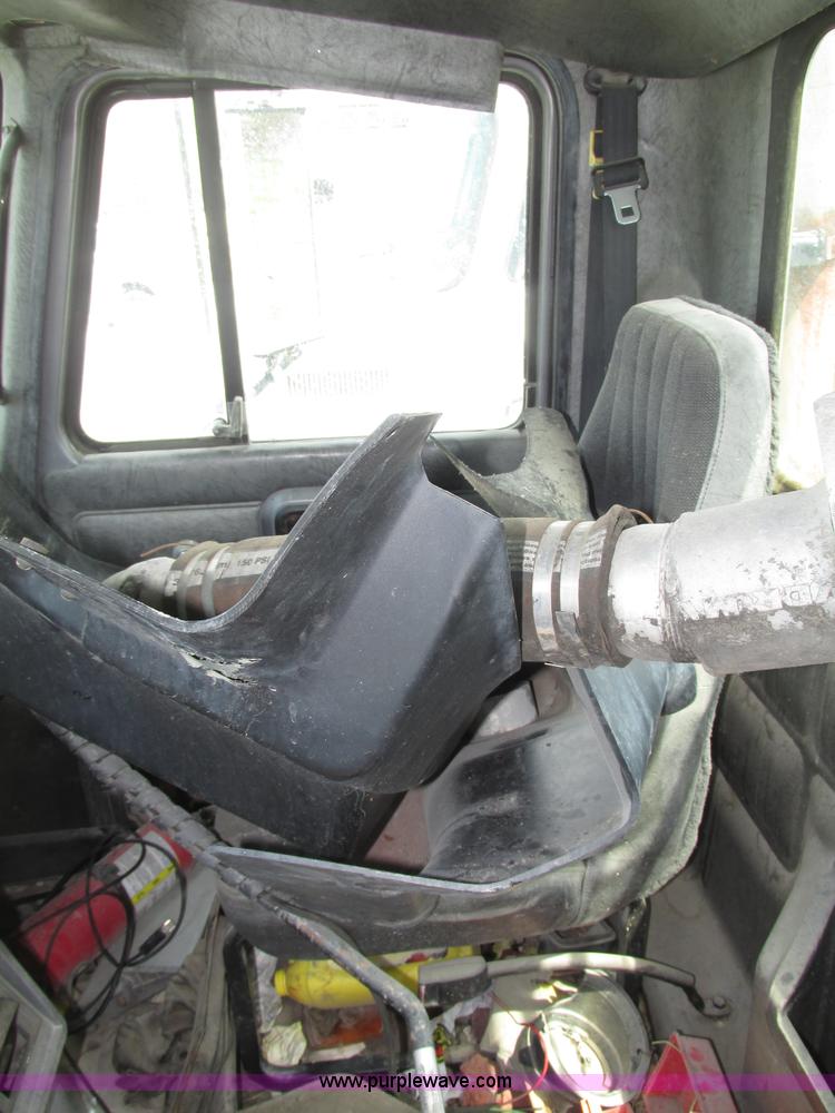 image for item F7376 2000 Mack CH613 semi truck