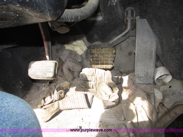 image for item F7376 2000 Mack CH613 semi truck