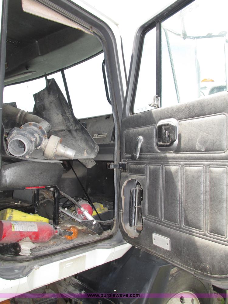 image for item F7376 2000 Mack CH613 semi truck