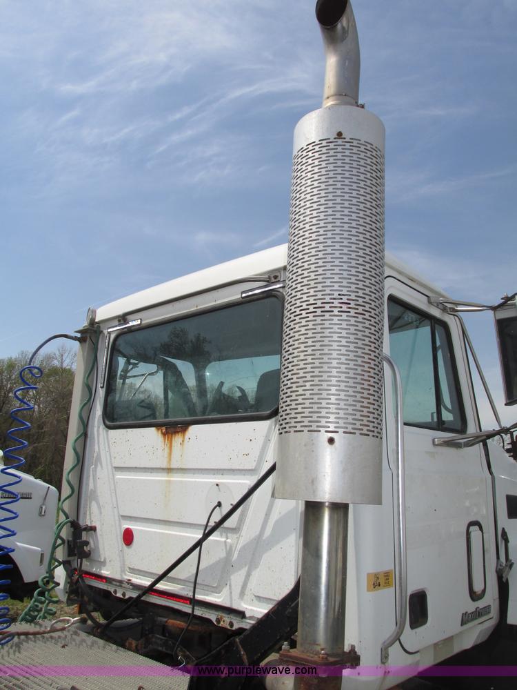 image for item F7376 2000 Mack CH613 semi truck