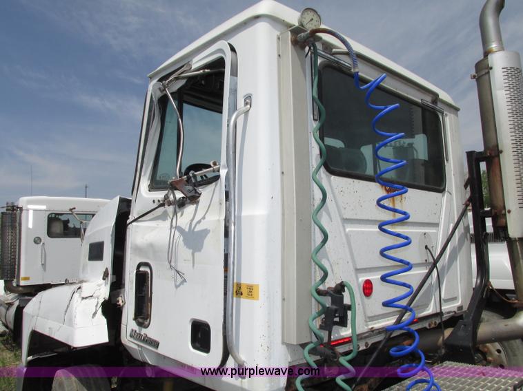 image for item F7376 2000 Mack CH613 semi truck