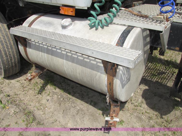 image for item F7376 2000 Mack CH613 semi truck