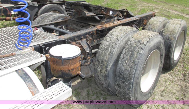 image for item F7376 2000 Mack CH613 semi truck