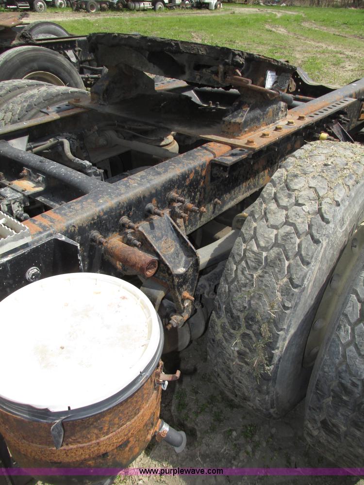 image for item F7376 2000 Mack CH613 semi truck