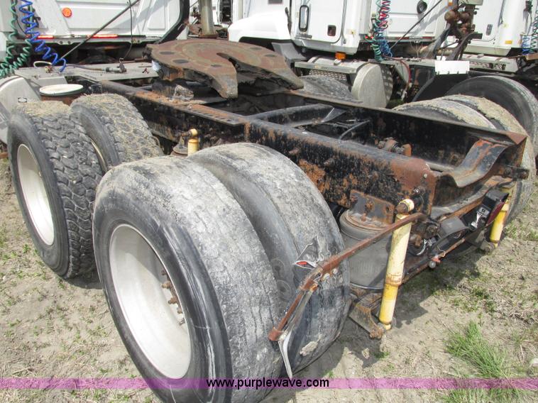 image for item F7376 2000 Mack CH613 semi truck