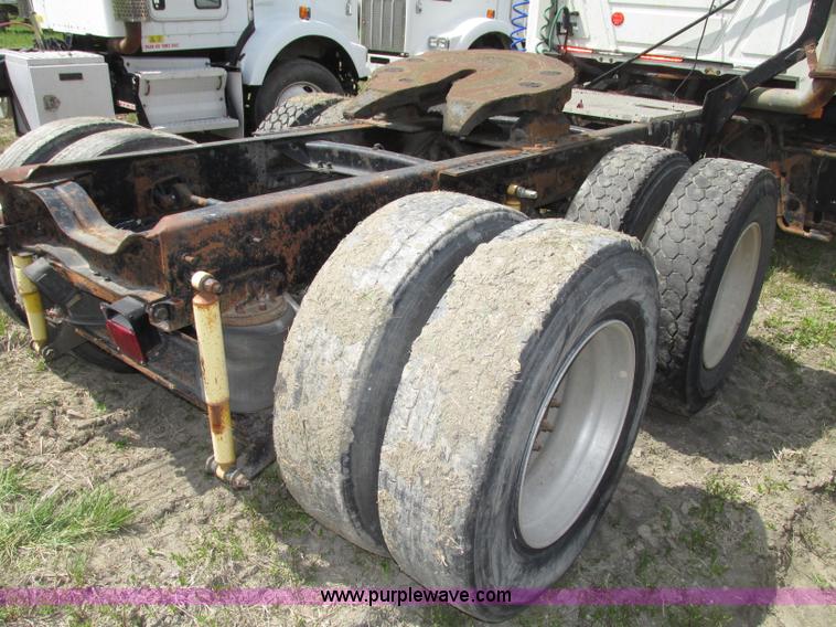 image for item F7376 2000 Mack CH613 semi truck