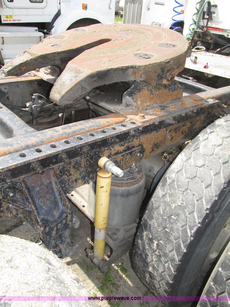 image for item F7376 2000 Mack CH613 semi truck